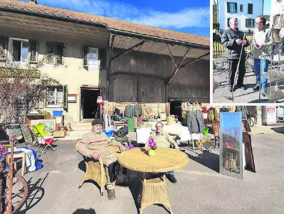 Max Burgherr und Sämi Müller sitzen gemütlich vor der Brockenstube Chorlihus Gontenschwil, während andere eine günstige Harke erstanden haben (kleines Bild). (Bild: zVg.)