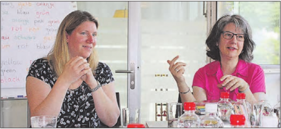 Lesen fürs Leben: (v.li) Die Gränicher Bibliothekarinnen Hanna Giger und Sonja Diriwächter waren Gastreferentinnen am Eltern-Träff. (Bild: zVg.)