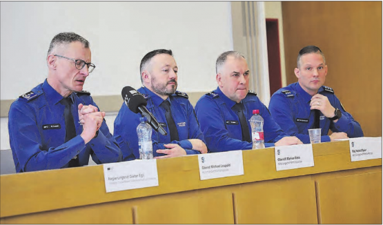 Die Chefs der Kapo Aargau gaben Auskunft: (v.l.) Kommandant Michael Leupold, Kriminalpolizist Markus Gisin, Heinz Meier von der mobilen Polizei und Matthias Schildknecht von der Abteilung stationierte Polizei. (Bild: Remo Conoci)