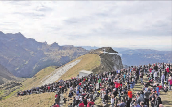 Über 4000 Zuschauerinnen und Zuschauer bewunderten das Können der Schweizer Luftwaffe auf der Axalp. (Bilder: rf.)