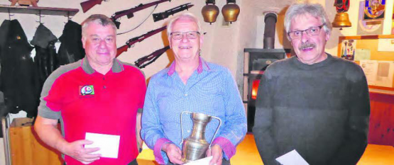 Sie wurden an der GV ausgezeichnet: (v.l.) Steiner Markus (3. Rang), Hertig Bruno (Jahresmeister), Döbeli Hermann (2. Rang). (Bild: zVg.)