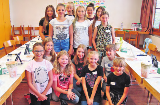 Die interessierte Mädchengruppe konnte bei der Dropa Drogerie Reinach viel Neues lernen (Bilder: zVg.)