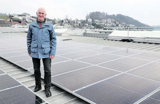 «Ich habe noch ein paar Projekte, die ich verfolge»: Fritz Hunziker, der langjährige Geschäftsführer der Pfiffner Gruppe, präsentiert stolz die riesige Photovoltaikanlage auf dem Dach eines der Betriebsgebäude. (Bild: rc.)