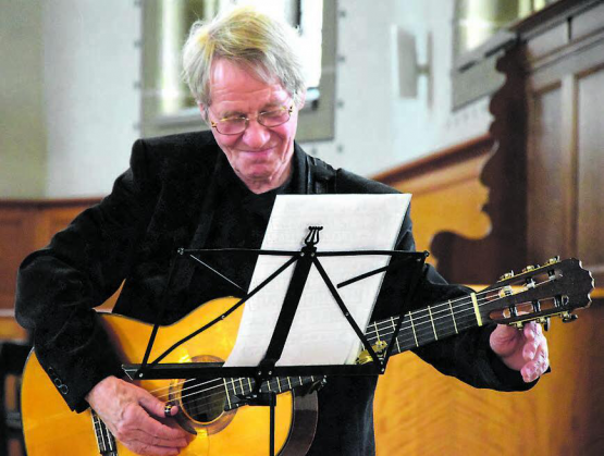 So kennt man ihn: Tinu Heiniger begleitet seine Lieder mit wunderschönen Gitarrenklängen. (Bilder: Archiv st.)