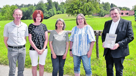Sie bildeten die Chronikkommission (v. l.): Ruedi Müller, Brigitte Hodel, Priska Hauri, Karin Hürzeler und der Verfasser der Dorfchronik, Markus Widmer-Dean. (Bilder: ran)