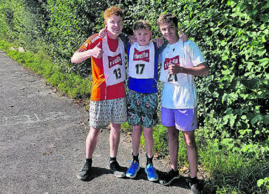 Sporttag an der Oberstufe Reinach: Auch diese drei Teilnehmer genossen den sportlich herausfordernden Tag bei prächtigem Wetter. (Bild: zVg.)