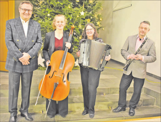 Neujahrskonzert in der reformierten Kirche Reinach: Das Trio La Jalousie mit Martina Brodbeck (Cello), Sabine Bachmann-Frey (Akkordeon)und Sven Bachmann (Klarinette) erfreute die Besucherschar. Zu Gast war Wenzel Grund (Bassetthorn, links im Bild). (Bild: hg.)