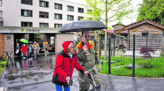 Zivilschützer vom Zivilschutz aargauSüd begleiteten die Bewohner des Pflegezentrums Sonnenberg bei ihrem Ausflug an den Hallwilersee. (Bilder: zVg.)