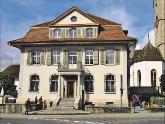 Ein echter Hingucker: Das ehemalige Bankgebäude in Schöftland beherbergt heute in modernen, neuen Büros die Bauverwaltung, die Sozialen Dienste und das Betreibungsamt. (Bilder: st.)