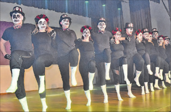 Die Aktiven im Gruselkostüm: Mit «Dia de los Muertos» (Tag der Toten) endete die Turnshow des STV Leearau. (Bilder: Alfred Weigel)