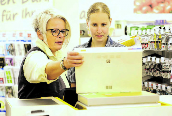 Wiedereröffnung in Dürrenäsch: Gabi Schenk, Kundenberaterin bei der Post (l.) ist für die Schulung für das Postmodul V-Max zuständig. Rechts im Bild die Volg-Filialleiterin Gisela Neeser. (Bild: Dominique Rubin)