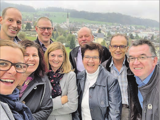 Hoch über den Dächern von Rickenbach; der Gemeinderat zu Besuch bei Martin und Cornelia Willimann, Neumühle Rickenbach GmbH. (Bild: zVg.)