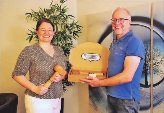 Stolze Menziker Erfinder: Hinter der Präsentation des Vibrations- und Massagegeräts «Wood-i» stecken fünf Jahre Arbeit. (Bild: rc.)