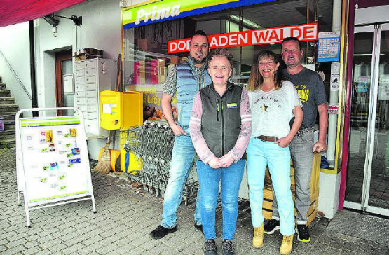 Der Dorfladen Walde wird weiter bestehen: Josef Büeler (li.) wird gehen, Regine Lüscher, Pascale Hunziker und Heinz Widmer (v.l.) bilden das neue Team. (Bild: st.)