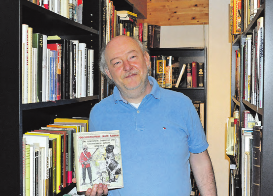 «Maschinengewehr gegen Assegai»: Autor Daniel Zander hat die Fakten und Berichte zu seinem Buch über die Kolonialisierung Afrikas zu einem grossen Teil aus seiner eigenen umfassenden historischen Bibliothek zusammengetragen, welche auch seltene, alte Kompendien enthält. (Bild: zVg.)