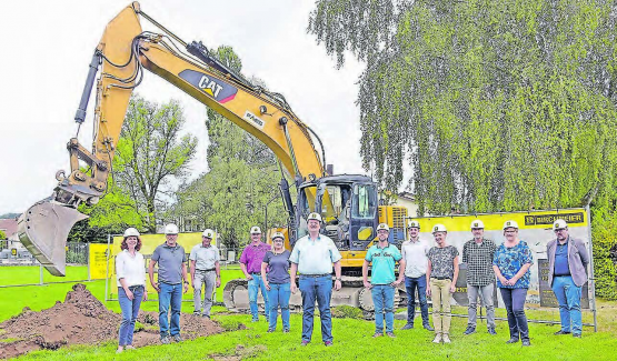 Der Mosaikstein «Kindergarten» ist gelegt: Gemeinderat und Baukommisionspräsident Daniel Wehrli (Mitte) anlässlich des Spatenstichs auf der grossen Schulwiese. (Bild: rc.)
