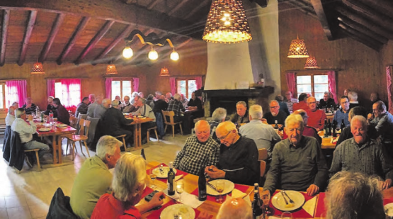 Der Seener Männerstamm beim Fischessen im Waldhaus. (Bild: zVg.)