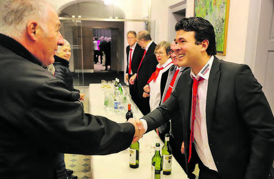 Auch der Neue sagte Hallo: Simon Baumgartner und die weiteren Gemeinderäte begrüssten die Bevölkerung am Neujahrsapéro im Gemeindesaal.