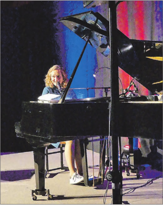 Klavierkabarett am Flügel: Die Alleinunterhalterin Anne Folger gefiel mit Charme, Humor und Können. (Bild: moha.)