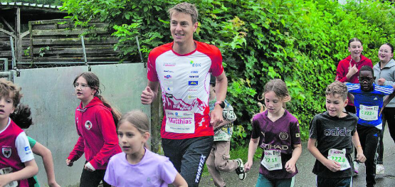 Lernen von den Profis: Weltmeisterliches Einlaufen mit Matthias Kyburz. (Bild: zVg.)