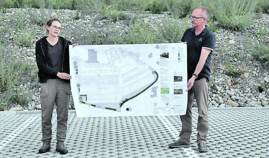Mit grossem Plan in der Hand: Anita Weder von den SKK Landschaftsarchitekten und Ueli Bruder, Vertreter der Firma Bertschi AG, Dürrenäsch erläuterten die Pläne, die zuvor geschmiedet wurden. (Bilder: rc.)