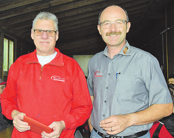 Ein Abschiedsgeschenk für Theo Vogel: Frank Hauri (re.) dankt ihm für die treue Mitarbeit. Martin Steiner wurde zu einem früheren Zeitpunkt offiziell verabschiedet.