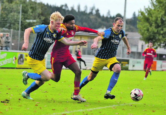 SC Schöftland im Hintertreffen: Kein Durchkommen auch für Efson Amanuel – hier in einem Zweikampf mit Manuel Jnglin und Nicola Brügger vom FC Bubendorf. (Archiv-Bild: Otto Lüscher)