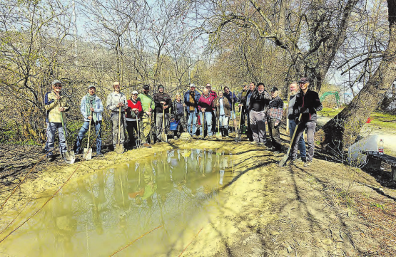 Gruppenfoto nach getaner Arbeit: Einsatzfreudige Mitglieder des Natur- und Vogelschutzvereins Beinwil am See. (Bild: rf.)