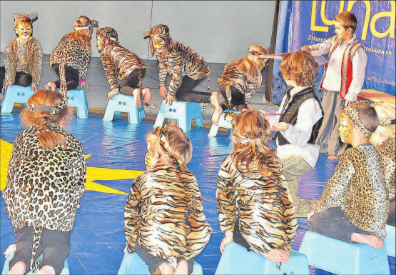 Die Primarschule Staffelbach realisierte Zirkusträume: Einfallsreich gestaltete sich die Raubtiernummer. (Bilder: aw.)