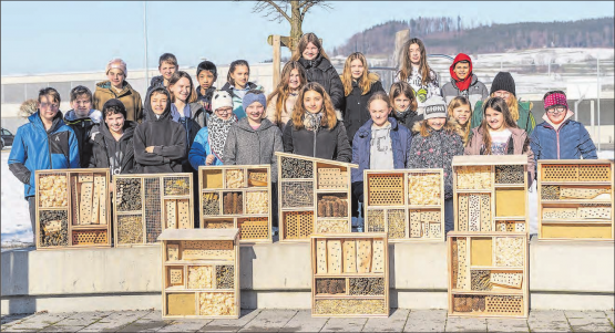 Beitrag für den Naturschutz und die Artenvielfalt: Schüler der Schule Rickenbach halfen tatkräftig mit, diese Bienenhotels, welche in den Kiesgruben aufgestellt werden, zu realisieren. (Bild: zVg.)