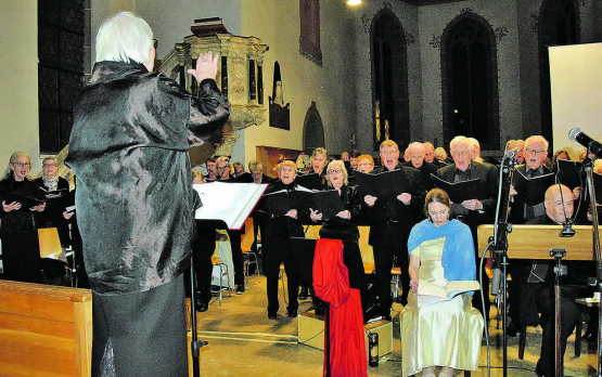 Volle Konzentration: Susanne Heule hatte die Gesamtleitung der beiden Chöre, der Solistin und der Instrumentalisten. (Bilder: st.)
