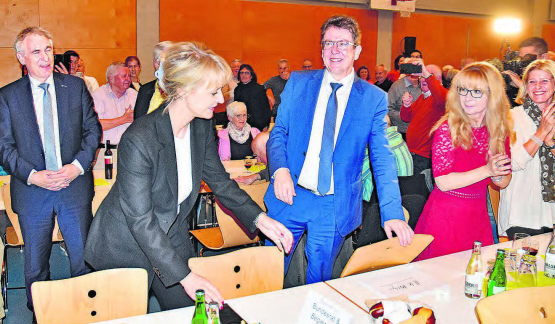 Der Bundesrat nimmt am Ehrentisch Platz: Regierungsrat Alex Hürzeler, Barbara Borer-Mathys, Albert Rösti, Jacqueline Hausmann und Uschi Dätwyler (v. l.). (Bilder: aw.)