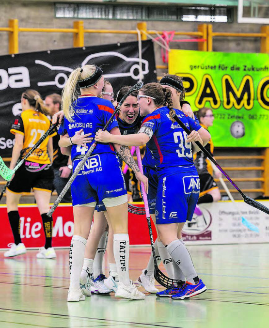 Die Spielerinnen des Frauen-Teams des UHC Lok Reinach hatten in der heimischen Halle einige Gelegenheiten, miteinander zu jubeln. (Bild: Roland Wick)