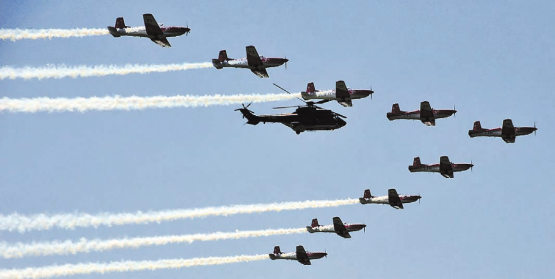 Flugakrobatik in Reinkultur und auf höchstem Niveau: Die PC-7 Staffel am Himmel über Beromünster-Neudorf. (Bilder: msu.)