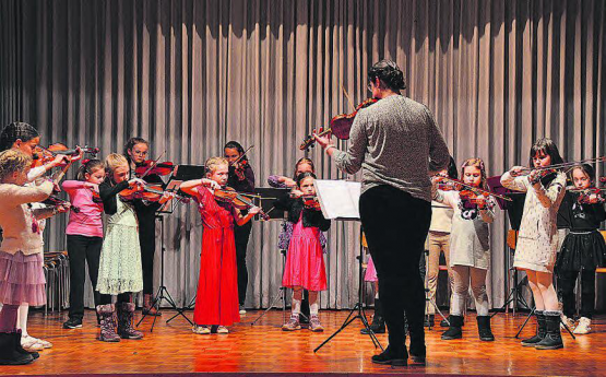 Am Novemberkonzert der Musikschule Schöftland: Die Geigenschlüpfe und Violinissomo mit «Mission Impossible». (Bild: zVg.)