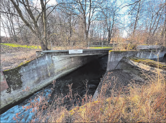 1905 wurde erstmals eine Betriebsbewilligung für das Wasserkraftwerk in Muhen ausgestellt. Zum Ende des letzten Jahrhunderts wurde es stillgelegt. 2023 sollen die Restbauten verschwinden. (Bild: KF)