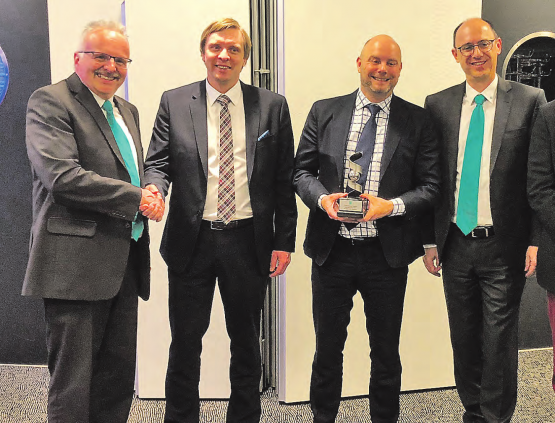 Vier Männer und ein Award: Thomas Haller, Verkaufsleiter Eichenberger, Anders Jacobson, CEO, Aratron, Jens Sjöström, Sales Manager, Aratron, Hansruedi Hager, Geschäftsführer, Eichenberger. (Bild: zVg.)