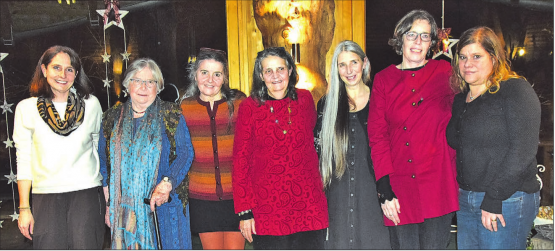 Die sieben Erzählerinnen: Sie unterhielten die zahlreichen Besucher während mehr als einer Stunde mit spannenden Geschichten. (Bild: Frieda Steffen)