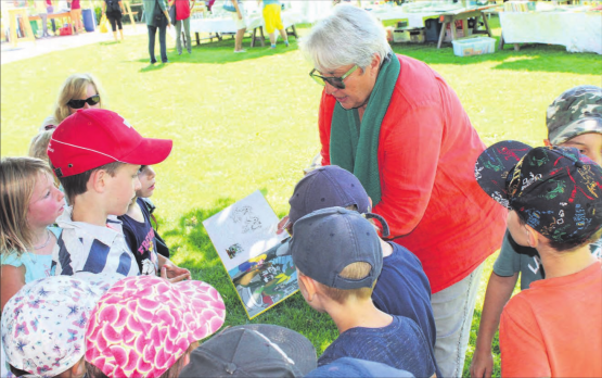 Staunende Kinderaugen: Annamarie Tännler hatte die Geschichte von Kay und Halli, den beiden pubertären Drachen vom Hallwilersee mit an den Birrwiler Büchermärt gebracht. (Bild: grh.)