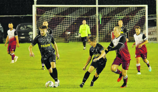 In der Schlussphase am Drücker, doch ein Konter entschied die Partie zugunsten von Seon: Doppeltorschütze Orhan Hadzic am Ball, beobachtet von Rafael Eglauf. (Bild: Roland Jaus)