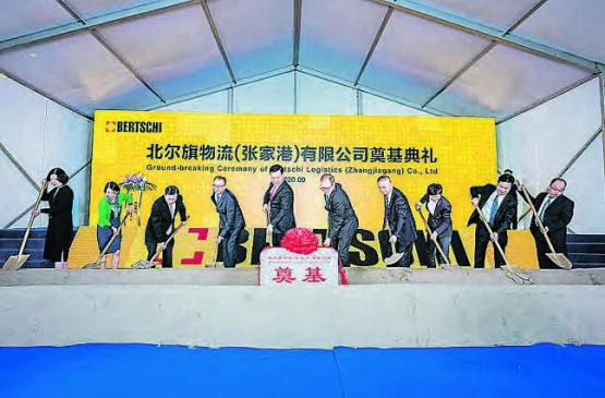 Logistikzentrums im Grossraum Shanghai – Umschlagsterminal im Hafen Rotterdam: Die Bertschi-Gruppe tätigt auch weitere bedeutende Investitionen, um ihre Marktstellung zu behaupten. (Bilder: zVg.)