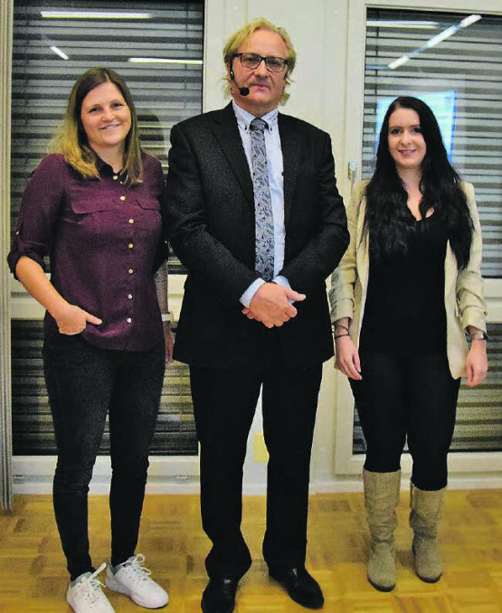 Markanter Wechsel auf der Gemeindekanzlei: Martin Goldenberger verabschiedet seine bisherige rechte Hand, Sabrina Bühlmann (li.) und heisst ihre Nachfolgerin, Melanie Fink, herzlich willkommen. (Bild: st.)