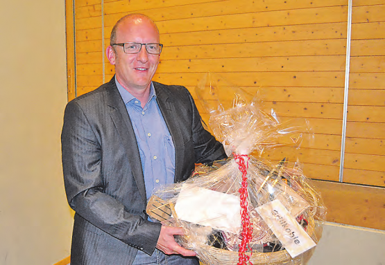 Verabschiedet: Nach zehnjähriger Tätigkeit als Gemeinderat wurde Toni Estermann von seinen Kollegen mit einem Präsent «entlassen». (Bild: be.)