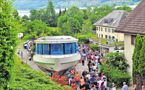 Ein Schiff mitten auf der Strasse: Volksauflauf gestern Donnerstag beim Delphin in Meisterschwanden.