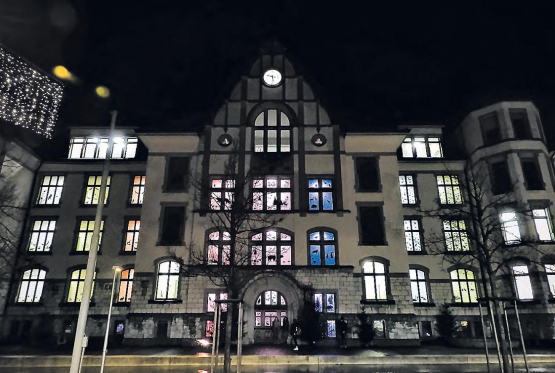Das Reinacher Centralschulhaus als Adventskalender: 73 Schülerinnen und Schüler haben dem ehrwürdigen Schulhaus ein besonderes Gepräge verliehen. (Bilder: René Fuchs)