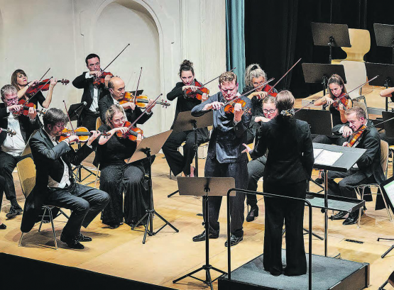 Jeder Ton Teil einer romantischen Geschichte: Das argovia philharmonic Orchester begeisterte das Publikum am Löwenkonzert mit einem facettenreichen Spiel der Werke Mendelssohns und Schuberts. (Bild: Dominik Wunderli)