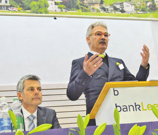 Die Bank der Region Suhren- und Ruedertal: Der Präsident, Robert Vogel, bei seiner Präsidial-Adresse, aufmerksam verfolgt von Stefan Züsli, Vorsitzender der Geschäftsleitung. (Bilder: st.)