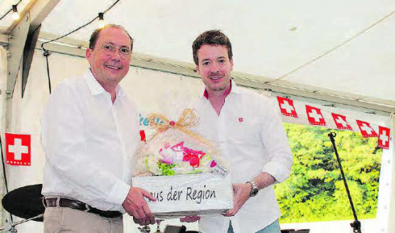 Ein Dankeschön aus der Region überreichte Ammann Jörg Bruder dem Festredner Adrian Schoop. (Bild: grh)