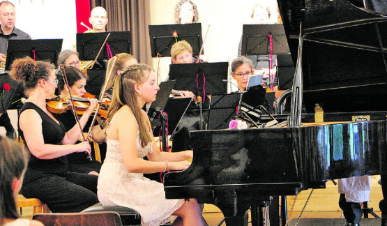 Die junge Pianistin Lara Lienhard begeisterte das Publikum. (Bild: jaf.)