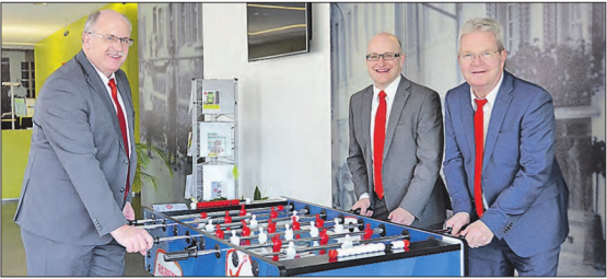 Die Raiffeisen gehört zur «Super-League» (v.l.): Rolf Lüscher, Reto Hauri, Mitglieder der Bankleitung und Andreas Bieri, Vorsitzender der Bankleitung. (Bild: zVg.)